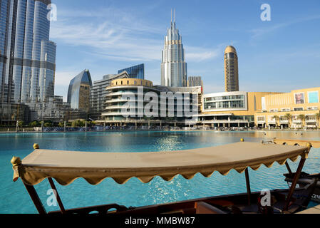 DUBAI, VAE - 19. NOVEMBER: Die traditionellen Abra Boot für Touristen Transport in Dubai Downtown am 19. November 2017 Stockfoto