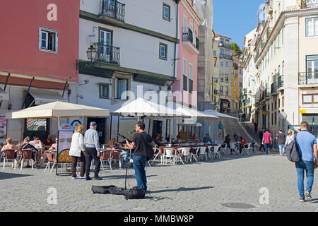 Mann spielt und singt in Alfama, Lissabon, Portugal Stockfoto