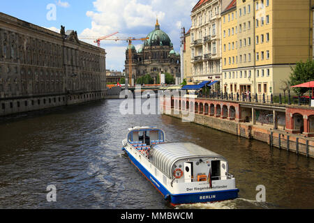 BERLIN, DEUTSCHLAND - 11. JUNI 2013: Ausflug Boote auf der Spree in Berlin. Stockfoto