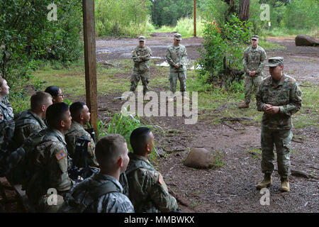 Generalmajor Arthur J. Logan, Adjutant General, Pennsylvania National Guard gibt einige Worte der Ermutigung an die Teilnehmer der besten Krieger Konkurrenz an Schofield Kasernen, Hawaii, 3. März 2018. Die besten Krieger der Wettbewerb würdigt Engagement für die Soldaten der Armee Werte zeigen, die Warrior Ethos verkörpern, und die Kraft der Zukunft dar. (U.S. Army National Guard Stockfoto