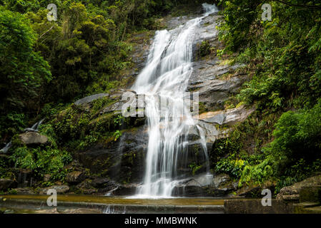 Rio De Janeiro Wasserfall in Tijuca Wald Stockfoto