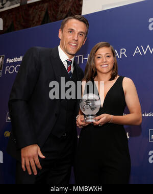 Frauen England Manager Phil Neville und Chelsea Ladies Fran Kirby wirft mit Fußballspieler der FWA Frauen des Jahres 2018 Auszeichnungen während der Fwa Fußballer des Jahres Abendessen im Landmark Hotel, London. Stockfoto