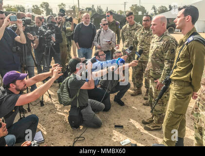 Oberst David E. Schaft, Kommandeur der 10. Luft- und Raketenabwehr Befehl und Soldaten der Delta Batterie, 5 Bataillon Air Defense Artillery, Cpt. Dustin Colegate, Kommandeur der Delta. Akku, 2. Lt Jessica Slade, launcher Zugführer, Sgt. Jordan, Jones, Engagement Control Station operator, SPC. Kyle Kerr, launcher Operator und SPC. Julian Avina, Launcher, in der Juniper Cobra Media Day bei Hatzor, Israel März 8, 2018 teilgenommen. Juniper Cobra18 ist eine ballistische Flugkörper gemeinsamer US-Israel übung, Computersimulationen und verwendet die US-israelischen militärischen Service Mitglieder zu trainieren Stockfoto