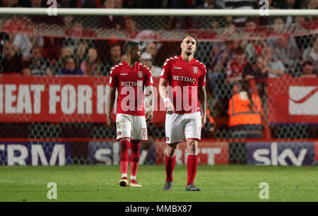 Von Charlton Athletic Ezri Konsa (links) und Patrick Bauer nach von Shrewsbury Town Jon Nolan (nicht abgebildet) Kerben erste Ziel seiner Seite des Spiels während der Sky Bet Liga Playoff Halbfinale, Hinspiel match Im Valley, London niedergeschlagen. Stockfoto