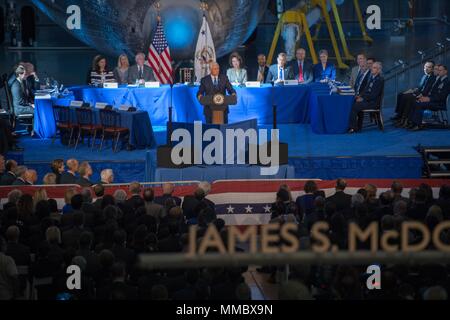 U.S. Vice President Mike Pence geben einleitende Bemerkungen vor einem Treffen mit Mitgliedern der National Space Rat: "Führende der nächsten Grenze" an der Udvar-Hazy National Air und Space Museum in Chantilly, Va., Nov. 5, 2017. Die Mitglieder des Rates gehören Vice President Mike Pence, Staatssekretär Rex Tillerson, Generalsekretär der Handelskammer Wilbur Ross, Verkehrsminister, Elaine Chao, amtierende Sekretär der Homeland Security Elaine Herzog, der Direktor des Amtes für Verwaltung und Haushalt, Mick Mulvaney, dem Direktor des nationalen Geheimdienstes, Daniel Coates, der Assistent des Präsidenten für Na Stockfoto