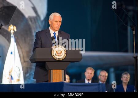 U.S. Vice President Mike Pence geben einleitende Bemerkungen vor einem Treffen mit Mitgliedern der National Space Rat: "Führende der nächsten Grenze" an der Udvar-Hazy National Air und Space Museum in Chantilly, Va., Nov. 5, 2017. Die Mitglieder des Rates gehören Vice President Mike Pence, Staatssekretär Rex Tillerson, Generalsekretär der Handelskammer Wilbur Ross, Verkehrsminister, Elaine Chao, amtierende Sekretär der Homeland Security Elaine Herzog, der Direktor des Amtes für Verwaltung und Haushalt, Mick Mulvaney, dem Direktor des nationalen Geheimdienstes, Daniel Coates, der Assistent des Präsidenten für Na Stockfoto