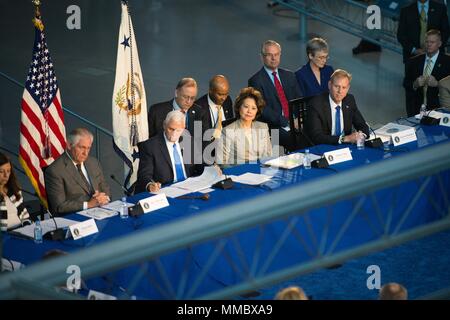 Mitglieder des National Space Rat hört auf Anmerkungen von Mitgliedern der Jury während des National Space Rat: "Führende der nächsten Grenze" an der Udvar-Hazy National Air und Space Museum in Chantilly, Va., Nov. 5, 2017. Die Mitglieder des Rates gehören Vice President Mike Pence, Staatssekretär Rex Tillerson, Generalsekretär der Handelskammer Wilbur Ross, Verkehrsminister, Elaine Chao, amtierende Sekretär der Homeland Security Elaine Herzog, der Direktor des Amtes für Verwaltung und Haushalt, Mick Mulvaney, dem Direktor des nationalen Geheimdienstes, Daniel Coates, der Assistent des Präsidenten für die Natio Stockfoto