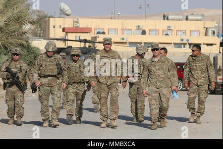 Generalmajor Pat White, Kommandierender General des kombinierten Kräfte Land Component Command-Betrieb inhärenten Lösen und 1. Panzerdivision und Fort Bliss, Texas, trifft sich mit Oberst Brian Sullivan, Commander, 3. Brigade Combat Team, 10 Berg (LI), Patrioten und Col. Pat, Commander, 2. Brigade, 82nd Airborne Division, zukünftige Operationen gegen ISIS, 13. September 2017 zu diskutieren. Der Patriot Brigade seit kurzem in den Irak als Teil der Operation "inhärenten zu lösen, und ist für die Koalition der Wiederherstellung von Stabilität und Sicherheit für das irakische Volk gewidmet. (US Army Foto: Staff Sgt. Stockfoto