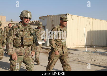 (Von links nach rechts) Generalmajor Pat White, Kommandierender General des kombinierten Kräfte Land Component Command-Betrieb inhärenten Lösen und 1. Panzerdivision und Fort Bliss, Texas, trifft sich mit Oberst Brian Sullivan, Commander, 3. Brigade Combat Team, 10 Berg (LI), Patrioten, zukünftige Pläne und Operationen gegen ISIS, 13. September 2017 zu diskutieren. Der Patriot Brigade seit kurzem in den Irak als Teil der Operation "inhärenten zu lösen, und ist Beratung und Unterstützung das irakische Militär in ihrem Kampf gegen ISIS. (US Army Foto: Staff Sgt. Nathan Akridge)) Stockfoto