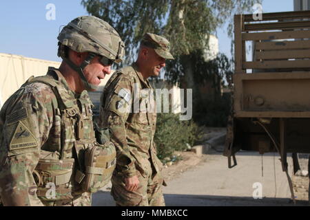 (Von links nach rechts) Generalmajor Pat White, Kommandierender General des kombinierten Kräfte Land Component Command-Betrieb inhärenten Lösen und 1. Panzerdivision und Fort Bliss, Texas, trifft sich mit Oberst Brian Sullivan, Commander, 3. Brigade Combat Team, 10 Berg (LI), Patrioten, künftige Maßnahmen und Strategien gegen ISIS, 13. September 2017 zu diskutieren. Der Patriot Brigade seit kurzem in den Irak als Teil der Operation "inhärenten zu lösen, und ist Beratung und Unterstützung das irakische Militär in ihrem Kampf gegen ISIS. (US Army Foto: Staff Sgt. Nathan Akridge) Stockfoto