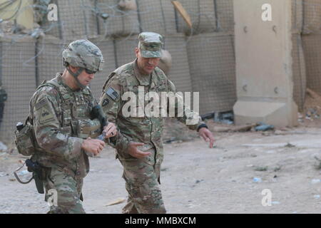 (Von links nach rechts) Generalmajor Pat White, Kommandierender General des kombinierten Kräfte Land Component Command-Betrieb inhärenten Lösen und 1. Panzerdivision und Fort Bliss, Texas, trifft sich mit Oberst Brian Sullivan, Commander, 3. Brigade Combat Team, 10 Berg (LI), Patrioten, zukünftige Pläne und Operationen gegen ISIS, 13. September 2017 zu diskutieren. Der Patriot Brigade seit kurzem in den Irak als Teil der Operation "inhärenten zu lösen, und ist Beratung und Unterstützung das irakische Militär in ihrem Kampf gegen ISIS. . (US Army Foto: Staff Sgt. Nathan Akridge) Stockfoto