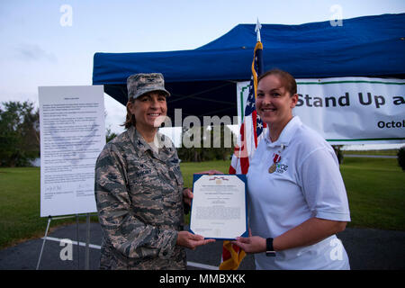 Us Air Force Colonel Jennifer Kurz, 23d Wing Commander, Links, und Master Sgt. Nicole Humphrey, 23d Instandhaltungsgruppe Wartung Schulung Section Chief, für einen Award, der 4. Oktober 2017, bei Moody Air Force Base darstellen, Ga Humphrey erhielt den Meritorious Service Medal für ihren Service mit grünem Punkt, ein Trainingsprogramm zur Gewaltprävention gewidmet. (U.S. Air Force Foto von Airman 1st Class Erick Requadt) Stockfoto