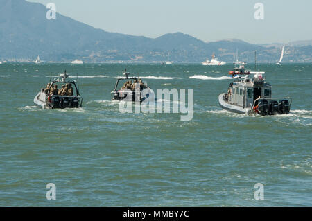 Mannschaften von Maritime Security Response Team West, aus San Diego, Calif., Durchführung Sicherheitspatrouillen in der Bucht von San Francisco Fleet Week, Oktober 5, 2017. Die Küstenwache hat Einheiten nach San Francisco aus der ganzen Westküste eingesetzt bei der Gewährleistung der Sicherheit und die Sicherheit der Flotte Woche Teilnehmer und Zuschauer zu unterstützen. U.S. Coast Guard Foto von Chief Petty Officer Sherri Eng. Stockfoto