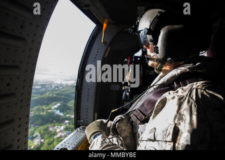 UH-60 Black Hawk Hubschrauber mit Joint Task Force – Leeward Islands verließen am 4. Oktober 2017 den internationalen Flughafen Pointe-à-Pitre, Guadeloupe, als Teil humanitärer Hilfseinsätze in Dominica nach dem Hurrikan Maria. Das archivierte fotografische Protokoll dokumentiert das Situationsbewusstsein der Flugbesatzung während Katastropheneinsätzen. Der historische Fotodruck bewahrt die militärischen Luftfahrtanwendungen. Stockfoto
