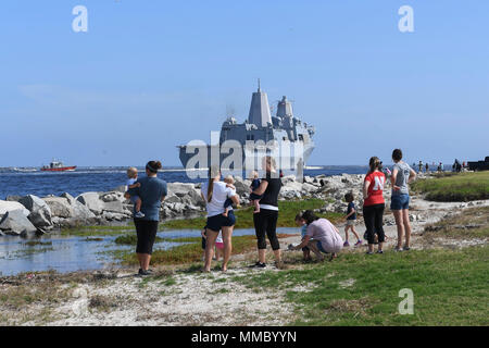 171007-N-TP 832-027 JACKSONVILLE, Fla. (Okt. 2010) 7, 2017) Familien zusehen, wie die amphibious Transport dock Schiff USS New York (LPD 21) fährt Naval Station Mayport Hilfsmaßnahmen in der Gulf Coast Region in Erwartung des Hurrikans Nathan zur Verfügung zu stellen. (U.S. Marine Foto von Mass Communication Specialist 3. Klasse Michael Lopez/Freigegeben) Stockfoto