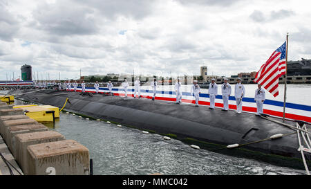 171007-N-LK 932-0196 NORFOLK (Okt. 2010) 7, 2017) Segler ausführen, um das Schiff zu leben, während der Inbetriebnahme Zeremonie für das Virginia - Klasse Angriffs-U-Boot USS Washington (SSN787) an der Naval Station Norfolk. Washington ist der U.S. Navy 14 Virginia-class attack Submarine und das vierte Schiff der US-Marine für den Staat Washington benannt. (U.S. Marine Foto von Mass Communication Specialist Seaman Patrick T. Bauer/Freigegeben) Stockfoto