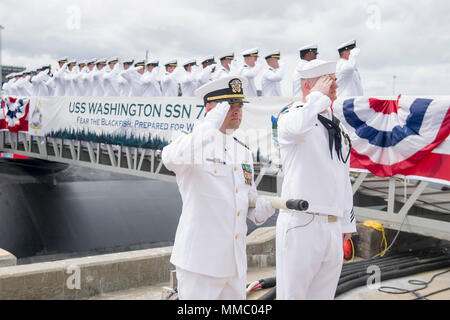 171007-N-NX 690-604 Norfolk, Virginia (Okt. 2010) 7, 2017) Segler machen ein Gruß während der Inbetriebnahme Zeremonie für das Virginia Class U-Boot USS Washington (SSN787) an der Naval Station Norfolk. Washington ist der U.S. Navy 14 Virginia-class attack Submarine und das vierte Schiff der US-Marine für den Staat Washington benannt. (U.S. Marine Foto von Mass Communication Specialist 3. Klasse Josua M. Tolbert/Freigegeben) Stockfoto