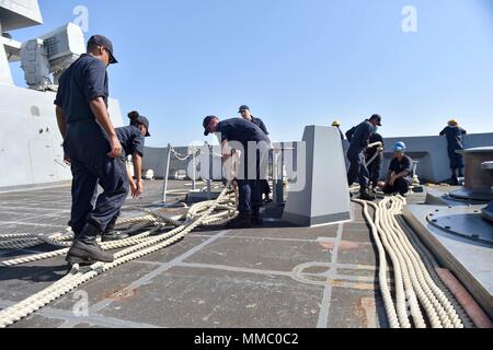 171007-N-PC 620-0030 Mayport, Fla (Okt. 2010) 7, 2017) Segler auf die amphibious Transport dock Schiff USS New York (LPD 21) gefälschte unten zugewiesen und Prüfung der Festmacher in Meer-und-Anker Entwicklungen. New York zog Naval Station Mayport, Florida, der Gulf Coast Region im Falle Hilfe zu unterstützen, ist für die Folgen des Orkans "Nate benötigt. (U.S. Marine Foto von Mass Communication Specialist Seaman Michael Lehman/Freigegeben) Stockfoto