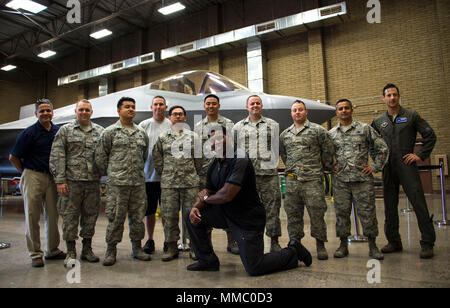 Herschel Walker, ehemaliger professioneller Athlet, nimmt ein Gruppenfoto mit Flieger auf der 62 Aircraft Maintenance Unit bei Luke Air Force Base, Ariz., Okt. 3, 2017 zugeordnet. Bei seinem Besuch, Wanderer ging an verschiedene Einheiten rund um Base zu interagieren und eine verbringen - an - eine Zeit mit Flieger. (U.S. Air Force Foto/Flieger 1. Klasse Alexander Koch) Stockfoto