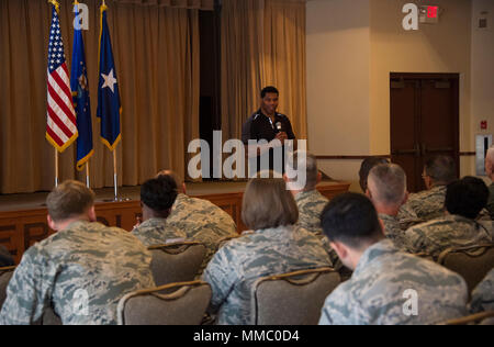 Herschel Walker, ehemaliger professioneller Athlet, spricht mit den Thunderbolts bei seinem Besuch in Luke Air Force Base, Ariz., Okt. 3, 2017. Walker's Rede ermutigt Flieger widerstandsfähig und nie selbst durch's Leben härtesten Zeiten geben. (U.S. Air Force Foto/Flieger 1. Klasse Alexander Koch) Stockfoto