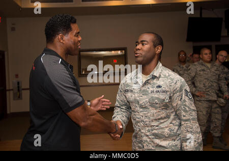 Herschel Walker, ehemaliger professioneller Athlet, schüttelt Hände mit Staff Sgt. Ned McCaster, 62 Aircraft Maintenance Unit F-35 integrierter Avionik, Spezialist, bei Luke Air Force Base, Ariz., Okt. 3, 2017. Zum Abschluss seiner Rede, Walker leitete eine Meet-and-Greet und Fototermin für alle Flieger anwesend. (U.S. Air Force Foto/Flieger 1. Klasse Alexander Koch) Stockfoto