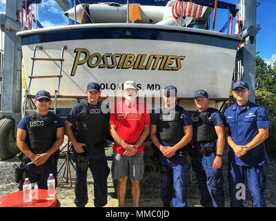Von links nach rechts: Coast Guard Petty Officer 3rd Class Matthew Collins, Petty Officer 1st Class Kendall Story, Petty Officer 2nd class Josua Nieves, Petty Officer 3. Klasse Michael Ford und Petty Officer 2. Klasse Benjamin Packett links Pose mit dem Eigentümer der 36-Fuß-Schiff, dass Sie halfen entwässern in der Nähe der Mündung des Rappahannock River in Virginia, 7. Oktober, 2017. Die Crew von der Coast Guard Station Milford Haven in Hudgins, Virginia, entwässert das Boot und seine vier Besatzungsmitglieder begleitet Zurück zur Deltaville Yachting Center in Deltaville, Virginia. (U.S. Coast Guard Foto/Freigegeben) Stockfoto