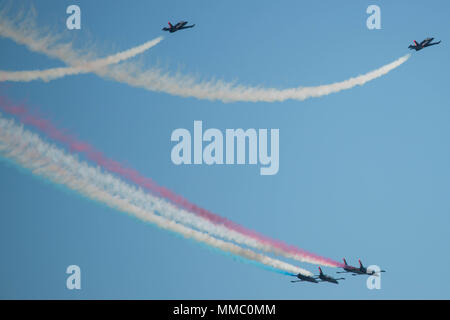 Zwei Mitglieder der Patrioten Jet Team Break out eines Delta formation während des San Francisco Fleet Woche Okt. 7, 2017. Die Piloten Streifen hoch in den Himmel, während sie separate Fass rollt wieder nach unten kommen. San Francisco Fleet Week ist eine Möglichkeit für die amerikanische Öffentlichkeit ihre Marine Corps, Navy und der Coast Guard Teams zu treffen und America's Meer Dienstleistungen Erfahrung. Flotte Woche Marineangehörigen, Ausstattung, Technik und Funktionen markieren, mit einem Schwerpunkt auf humanitäre Hilfe und Katastrophenhilfe. (U.S. Marine Corps Foto von Lance Cpl. Samantha Bray) Stockfoto