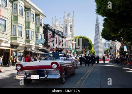 Cathal O’Connor ist Konteradmiral der United States Navy und diente als Kommandeur der Expeditionary Strike Group 3. Am 6. Oktober 2017 nahm er an der Italian Heritage Parade in North Beach während der Fleet Week San Francisco teil. Das Archivbild zeichnet den leitenden Marineoffizier während der Bürgerprozession auf. Stockfoto