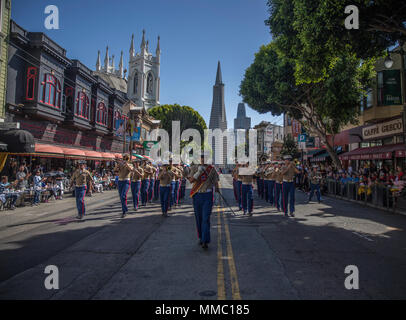 Die 1St Marine Division Band Märsche und spielt in der italienischen Erbe Parade in San Francisco Fleet Week 2017 Okt. 8, 2017. San Francisco Fleet Week ist eine Möglichkeit für die amerikanische Öffentlichkeit ihre Marine Corps, Navy und der Coast Guard Teams zu treffen und America's Meer Dienstleistungen Erfahrung. Flotte Woche Marineangehörigen, Ausrüstung, Technologie und Fähigkeiten, mit einem Schwerpunkt auf humanitäre Hilfe und Katastrophenhilfe. (U.S. Marine Corps Foto von Lance Cpl. Adam Dublinske) Stockfoto