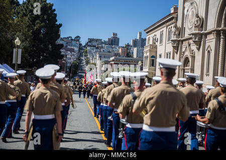 Die 1St Marine Division Band Märsche und spielt in der italienischen Erbe Parade in San Francisco Fleet Week 2017 Okt. 8, 2017. San Francisco Fleet Week ist eine Möglichkeit für die amerikanische Öffentlichkeit ihre Marine Corps, Navy und der Coast Guard Teams zu treffen und America's Meer Dienstleistungen Erfahrung. Flotte Woche Marineangehörigen, Ausrüstung, Technologie und Fähigkeiten, mit einem Schwerpunkt auf humanitäre Hilfe und Katastrophenhilfe. (U.S. Marine Corps Foto von Lance Cpl. Adam Dublinske) Stockfoto