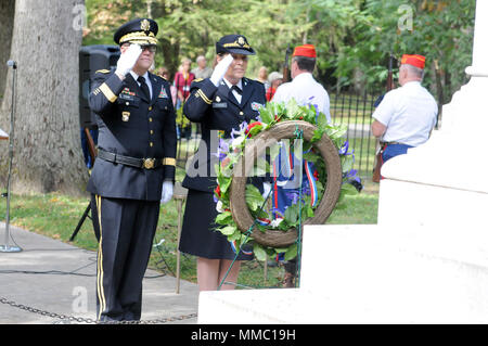 Brigadier General Stephen E. Strand, Links, stellvertretender Leiter der Ingenieure (Reserve), und Kap. (Maj.) Dawn Siebold, 88th World Support Command Kaplan, grüßen die Kranzniederlegung am Grab des früheren Präsidenten Rutherford B. Hayes während einer Zeremonie zu Ehren der 19. Präsident der Vereinigten Staaten in Fremont, Ohio, 8. Oktober 2017 gelegt. Stockfoto