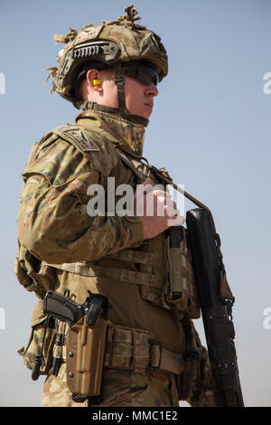 Eine australische Armee Soldat, eingesetzt zur Unterstützung der Combined Joint Task Force - Betrieb Zugehörig zu lösen, bietet Schutz bei Treffsicherheit Training mit Mitglieder der irakischen Sicherheitskräfte in Camp Taji, Irak, Sept. 28, 2017. Camp Taji ist einer von vier Combined Joint Task Force - inhärenten Building Partner Kapazität beheben Standorte Ausbildung Partner Kräfte und Verstärkung ihrer Wirksamkeit auf dem Schlachtfeld gewidmet. CJTF-OIR ist die globale Koalition zu besiegen ISIS im Irak und in Syrien. (U.S. Armee Foto von Cpl. Rachel Diehm) Stockfoto