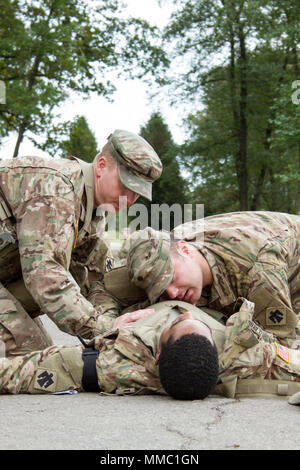 Spc. Aaron Moore, Tulsa, Oklahoma Eingeborener, der als Arzt mit der 1 Battalion, 279Th Infantry Regiment, 45th Infantry Brigade Combat Team dient, zeigt, wie man richtig Atmen des Patienten während einer Bekämpfung der Lebensretter Kurs an der Yavoriv Combat Training Center auf dem internationalen Friedens und der Sicherheit in der westlichen Ukraine, am Okt. 5. (Foto von Sgt. Anthony Jones, 45th Infantry Brigade Combat Team) Stockfoto