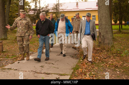 Brig. Gen. Louis Wilham, interim Adjutant General von Oklahoma, und Oberst David Jordan, Kommandant der 45th Infantry Brigade Combat Team guide Senator Jim Inhofe von Oklahoma und Sen. Mike Enzi von Wyoming durch eine Tour des Yavoriv Combat Training Center auf der internationalen Friedenssicherung und Security Center am 7. Oktober. Stockfoto