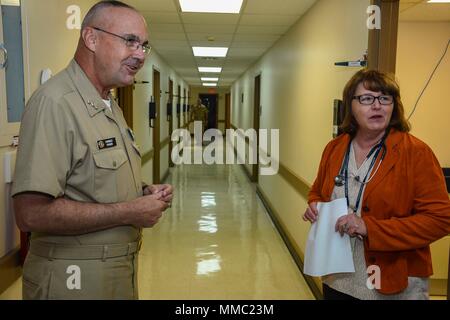 Vice Adm. Forrest Faison, Marine Surgeon General und Chief, U.S. Navy Büro der Medizin und Chirurgie, spricht mit Matrosen und die Mitarbeiter in der Filiale Gesundheit Klinik Gulfport in Gulfport, Fräulein Okt. 4. (U.S. Marine Foto von Mass Communication Specialist 1. Klasse Johannes Paul II/Kotara freigegeben) Stockfoto