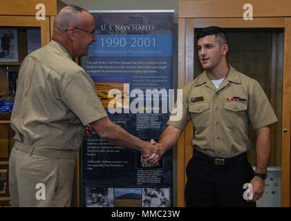 Vice Adm. Forrest Faison, Marine Surgeon General und Chief, U.S. Navy Büro der Medizin und Chirurgie, stellt eine Herausforderung dar, Münze in der Branche Gesundheit Klinik Gulfport, Okt. 4. (U.S. Marine Foto von Mass Communication Specialist 1. Klasse Johannes Paul II/Kotara freigegeben) Stockfoto