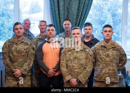 Brig. Gen. Louis Wilham, interim Adjutant General von Oklahoma, und Befehl Sgt. Maj. Tony Riggs, command Sergeant Major der Oklahoma National Guard, posieren mit den sechs 45th Infantry Brigade Combat Team Soldaten, die im Juli dieses Jahres, in ein brennendes Gebäude gehetzt, Speichern mehrerer Lviv, Ukraine Bewohner. (Foto von Sgt. Anthony Jones, 45th Infantry Brigade Combat Team) Stockfoto