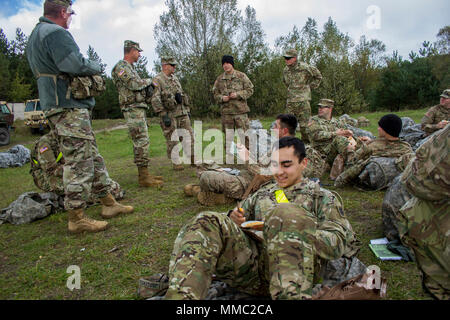 (Nach rechts) Befehl Sgt. Maj. Tony Riggs, command Sergeant Major der Oklahoma National Guard, Brig. Gen. Louis Wilham, interim Adjutant General von Oklahoma, und Oberst David Jordan, Kommandant der 45th Infantry Brigade Combat Team und die Gemeinsame Multinationale Ausbildung Group-Ukraine, Besuch mit 45 IBCT Soldaten während ein Land navigation Kurs gelehrt als Teil des grundlegenden Leader Kurs an der Yavoriv Combat Training Center hielt auf dem internationalen Friedens und der Sicherheit in der westlichen Ukraine, am Okt. 6. (Foto von Sgt. Anthony Jones, 45th Infantry Brigade Combat Team) Stockfoto