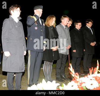 Brig. Gen. Fred Maiocco begrüßt, wie er und andere Ehren Tag der Deutschen Einheit Oktober 2, 2017 an den Beobachtungsposten Alpha Memorial in der Nähe von Fulda, Deutschland. Stockfoto