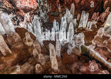 Eis Stalagmiten in den Raufarholshellir Lava Tunnel Höhle im Süden Islands Stockfoto