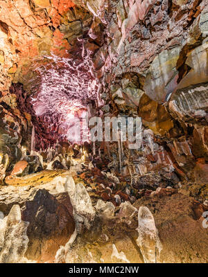 Eis Stalagmiten in den Raufarholshellir Lava Tunnel Höhle im Süden Islands Stockfoto