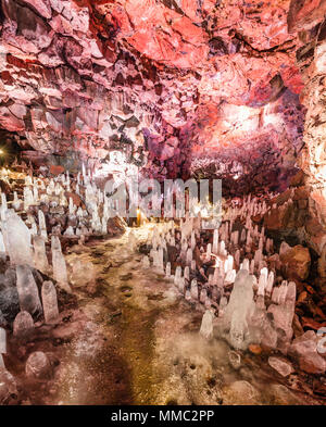 Eis Stalagmiten in den Raufarholshellir Lava Tunnel Höhle im Süden Islands Stockfoto