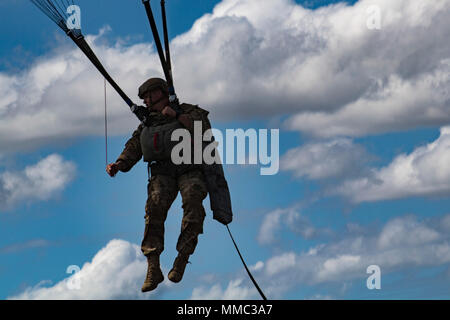 Ein Mitglied der 820th Base Defense Gruppe während eines statisch-Zeile zu springen, Okt. 3, 2017 absteigt, an der Lee Fulp Drop Zone in Tifton, Ga. Bei einer statischen-Zeile zu springen, der Jumper ist mit dem Flugzeug über die 'statische', die automatisch Fallschirm die Jumper' entfaltet, nachdem Sie das Flugzeug verlassen haben. (U.S. Air Force Foto von Airman 1st Class Daniel Snider) Stockfoto