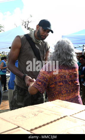 Frederiksted, St. Croix, US Virgin Islands-October 8, 2017 - ehemaliger NBA-Spieler Tim Duncan verteilt Hilfsgüter an die Bewohner, die durch Hurrikan Maria in einem Park in der Nähe des Pier beeinflusst. Foto von Jocelyn Augustino / FEMA Stockfoto