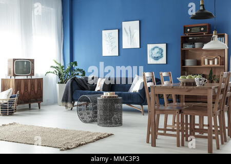 Esstisch aus Holz in geräumigen retro style Lounge Stockfoto