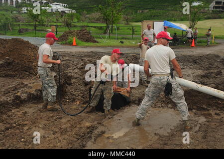 Flieger von der rasanten Ohio National Guard 200 Ingenieur einsetzbaren Schweren operativen Reparatur Squadron Techniker arbeiten an eine Kanalisation für die Umkehrosmose Wasseraufbereitung an der Universität die Virgin Islands, St. Thomas am 10. Das Team von rund 25 Flieger auf die Insel seit Sept. 13 nach dem Hurrikan Irma gewesen und haben Zelte, Latrinen gebaut, Duschen und eine Wäscherei für Soldaten und Piloten. Stockfoto