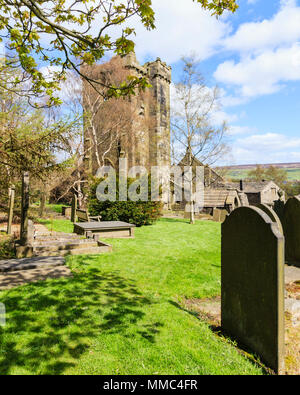 Der Friedhof rund um die Kirche der Hl. Apostel Thomas ing Heptonstall, West Yorkshire Stockfoto