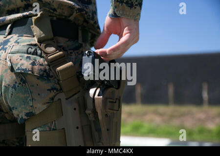 Sgt. Trent M. Cates, ein Signal Intelligence Kollektor für die 31 Marine Expeditionary Unit, bereitet eine M9A1 9-mm-Pistole während Treffsicherheit Training im Camp Hansen, Okinawa, Japan, Oktober 4, 2017. Marines mit dem 31 MEU an jährlichen Trainings Pistole Qualifikation zu verbessern und zur Bekämpfung bereit halten. Wie das Marine Corps' nur kontinuierlich vorwärts - eingesetzt, die 31 MEU luft-Boden-Logistik Team bietet eine flexible Kraft, bereit, eine breite Palette von militärischen Operationen auszuführen, von begrenzt zur Bekämpfung der humanitären Hilfsmaßnahmen, während der ich Stockfoto