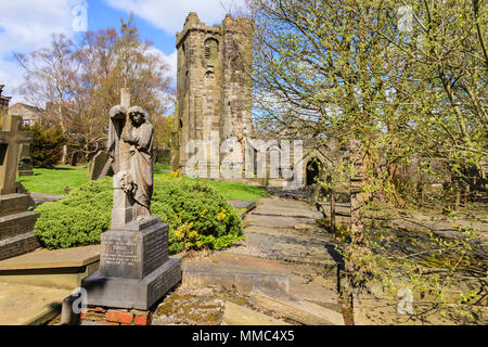 Der Friedhof rund um die Kirche der Hl. Apostel Thomas ing Heptonstall, West Yorkshire Stockfoto