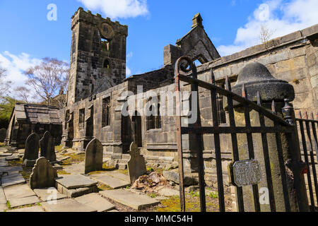 Der Friedhof rund um die Kirche der Hl. Apostel Thomas ing Heptonstall, West Yorkshire Stockfoto